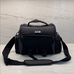 Nikon SC-B2 Digital SLR Camera Bag Case With Strap
